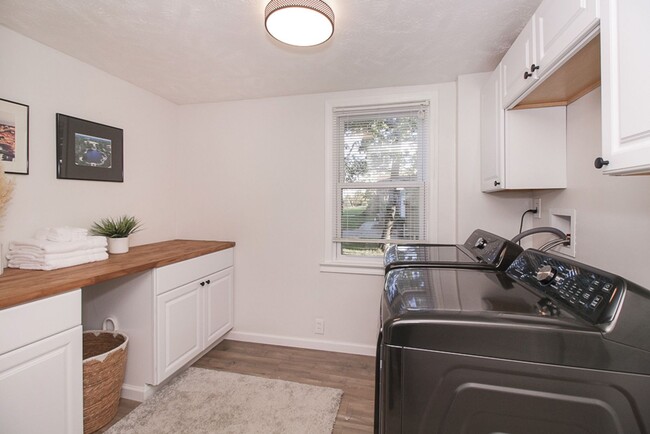 Building Photo - 3 bedroom 3 bathroom Single Family Home