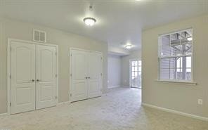 Building Photo - Beaufiful 3BR 2.5BA end unit town home wit...