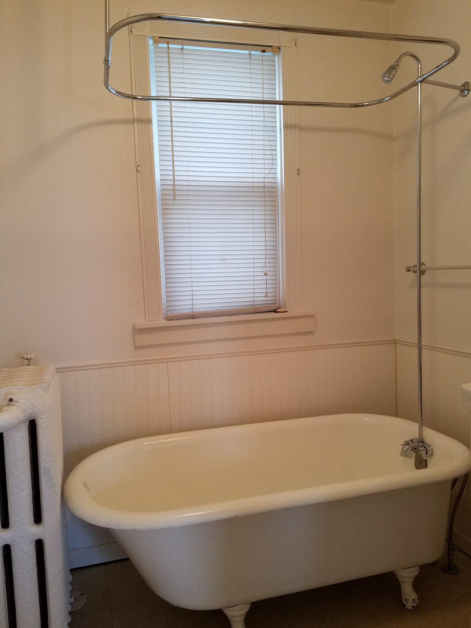 upstairs full bathroom - 556 Rose Ave E