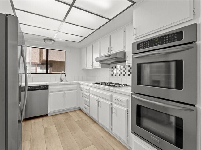 Building Photo - Spacious 3Beds+2.5Baths Townhouse With A B...