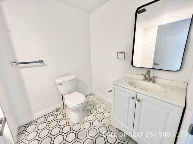 Building Photo - Beautiful, renovated 1BR unit located in F...