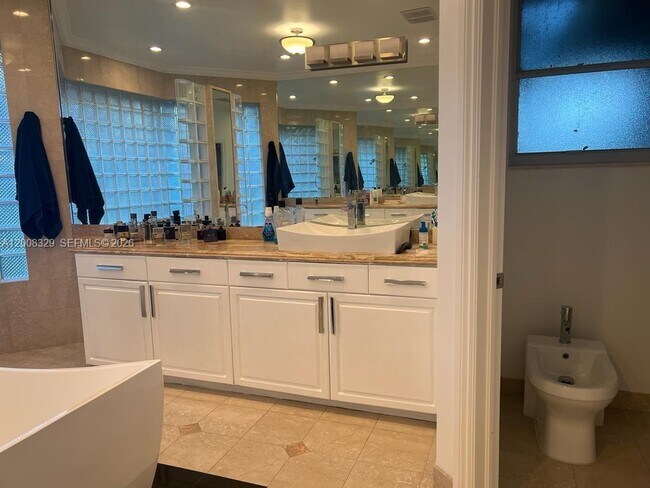 Building Photo - 2534 Poinciana Dr