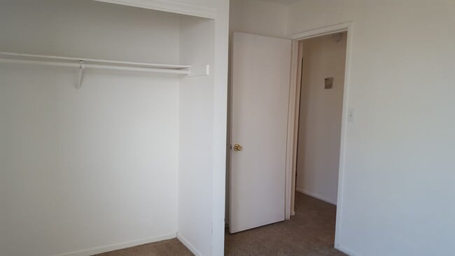 Building Photo - Single story 2 bedroom home.