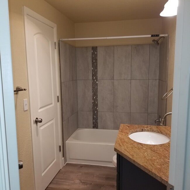 Building Photo - 9917 Holly Dr