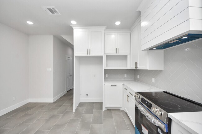 Building Photo - 1110 E Main St