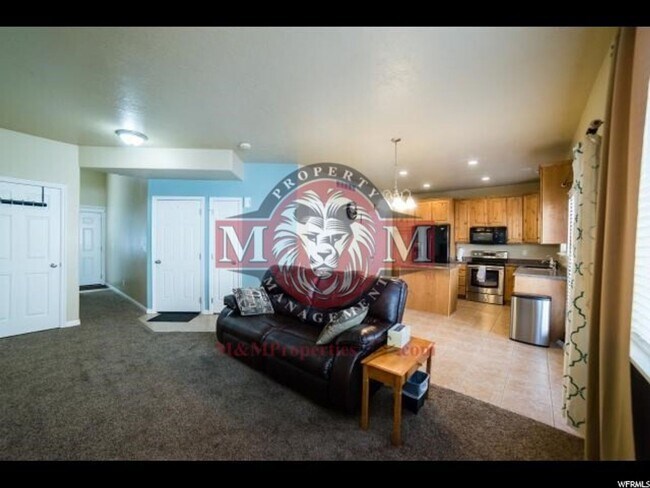 Building Photo - 3 Bd 2.5 Bath Condo 2 Car Garage