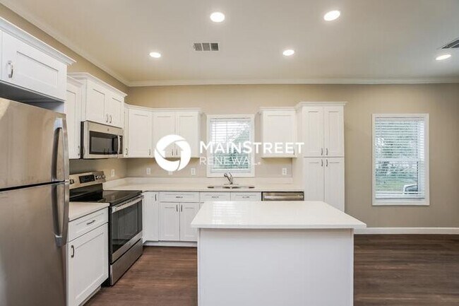 Building Photo - 2720 13th Ave S