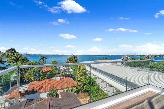 Building Photo - 11 Century Ln