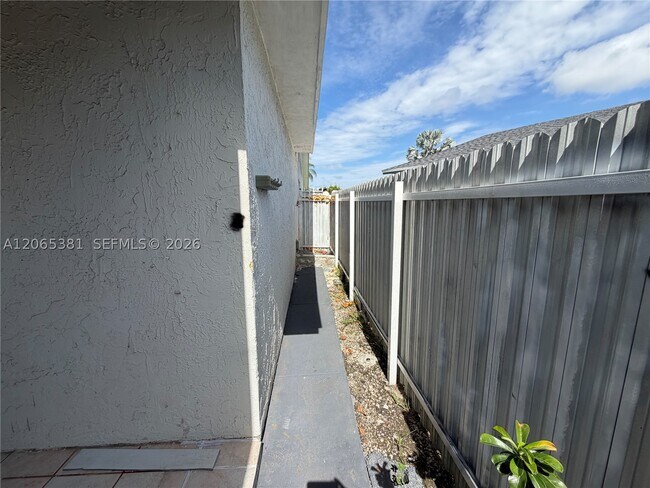 Building Photo - 3613 SW 112th Pl