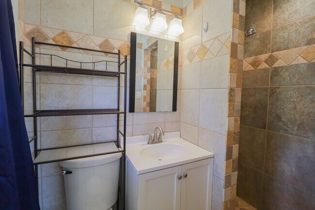 Building Photo - 3 Bed Mid-Town Beaut! Available for Immedi...