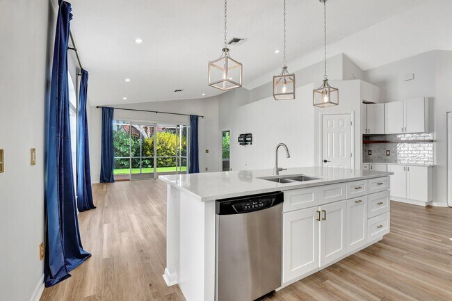 Building Photo - 3947 Redondo Way