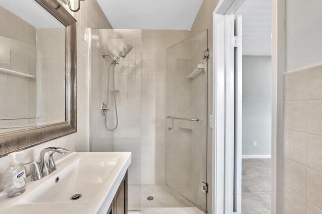 Building Photo - 3450 NE 19th Ave