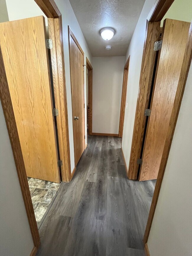 Building Photo - 3 Bed/2 Bath Apartment in Sioux Falls!