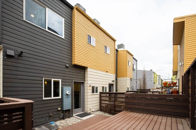 Building Photo - Modern 3 bed / 4 bath, 3 story townhome!