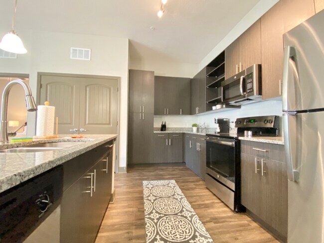 Building Photo - 13020 Tampa Oaks Blvd