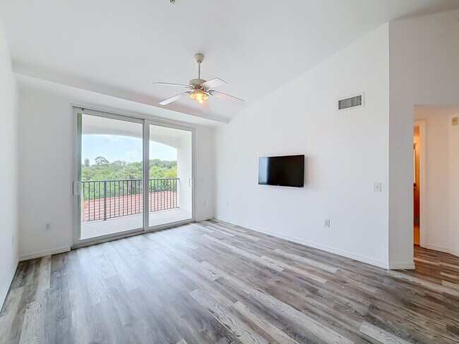 Building Photo - 1119 Villa Cir