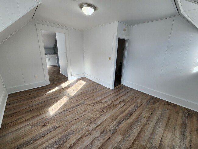 Building Photo - Spacious 2-Bedroom, 1-Bathroom Home AVAILA...