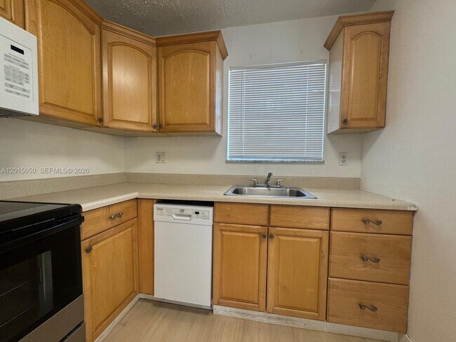 Building Photo - 4122 SW 61st Ave