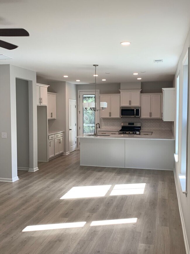 Building Photo - Modern Living in Windsor Hill