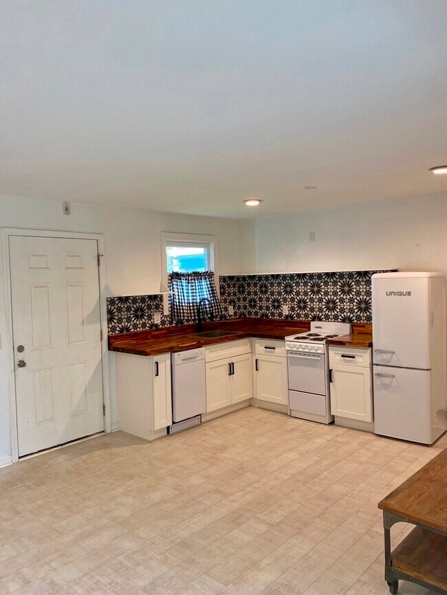 Building Photo - 910 Shelby Ave