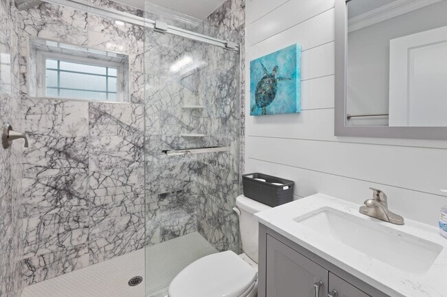 Building Photo - 204 E Primrose Rd