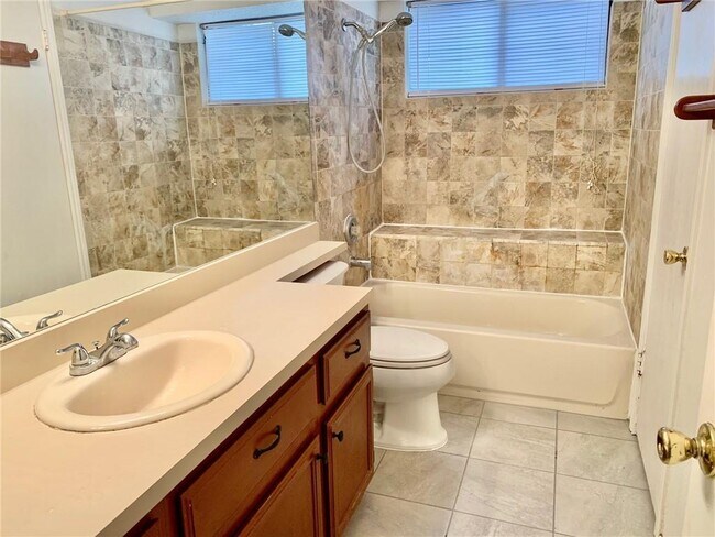 Building Photo - 1707 Honeysuckle Ln