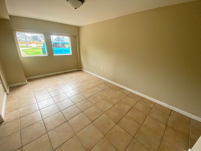 Building Photo - 2 bedroom/1 bathroom apartment for rent in...