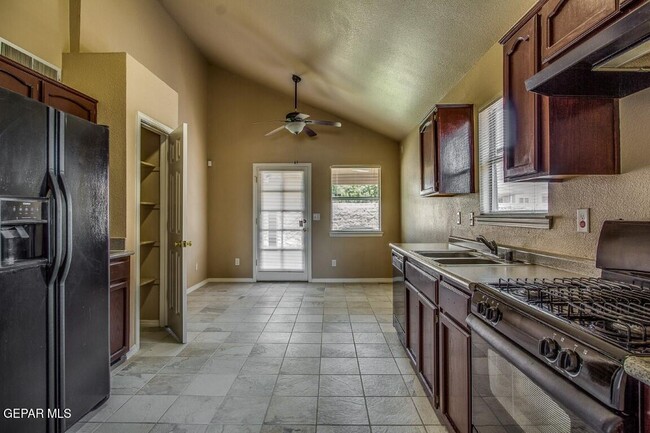 Building Photo - 3136 Tierra Encino Dr