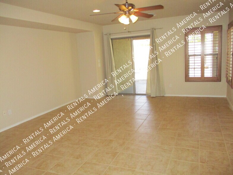 Building Photo - 1364 E Martha Dr