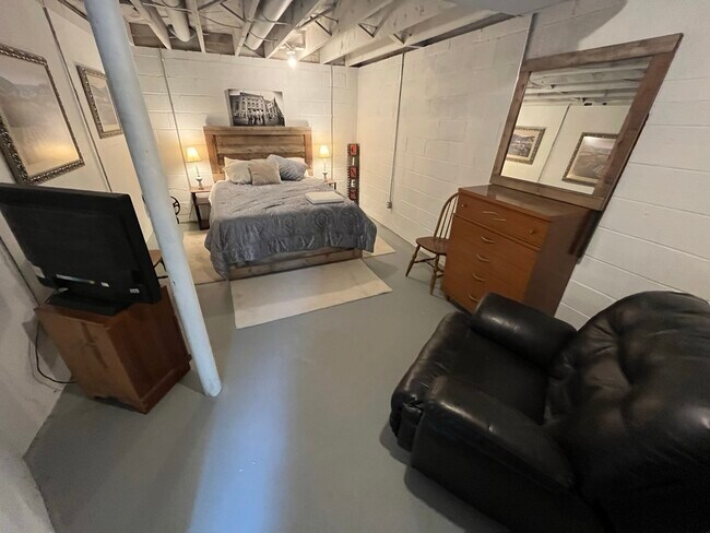 Building Photo - 2925 Center St