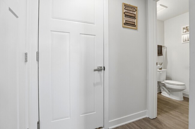 Building Photo - 4915 Crest View Dr