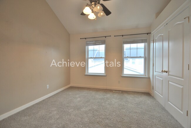 Building Photo - Charming End-Unit Townhome | Prime Location Near Parks, Shops & Dining
