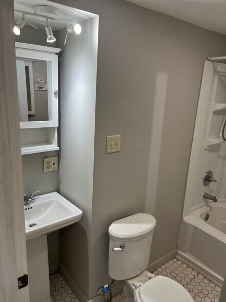 Building Photo - 15 Locust St