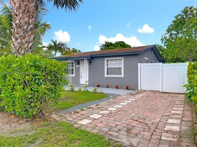 Building Photo - 1378 SW 26th Ave