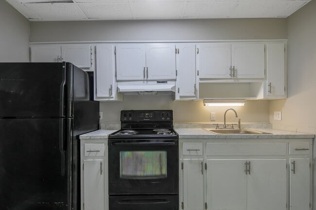 Building Photo - 210 Colonial Dr
