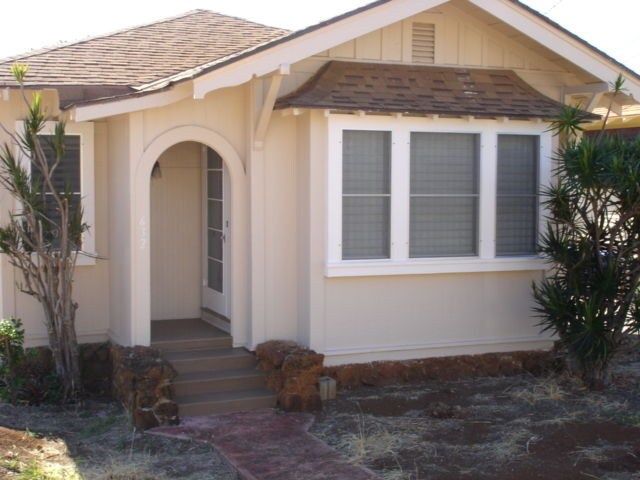 Building Photo - Charming 3 bedroom, 1 bath house with gara...