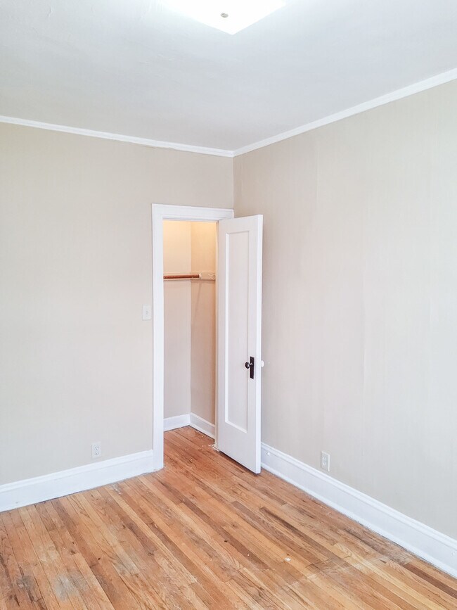 Building Photo - 4745 N Kenneth Ave