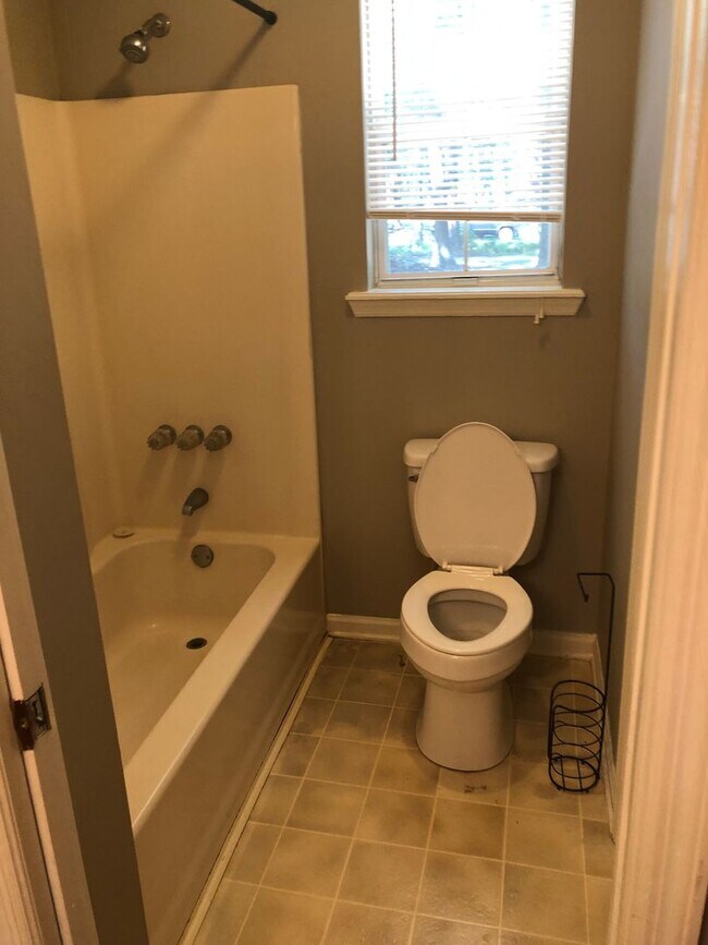 Building Photo - 3 Bedroom/2 Bath home in Lowndes County