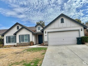 Building Photo - Beautiful 5 Bed/2 Bath NW Bakersfield Home...