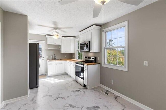 Building Photo - Radford, 3 BR / 2 BA, Available NOW