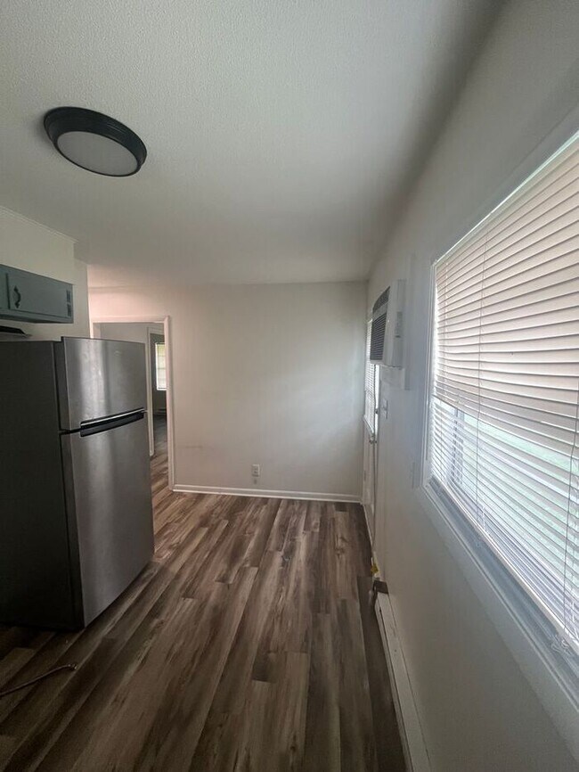 Building Photo - Charming and updated 2-bedroom, 1-bath duplex conveniently located in Durham