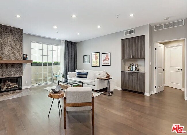 Building Photo - 930 N Doheny Dr