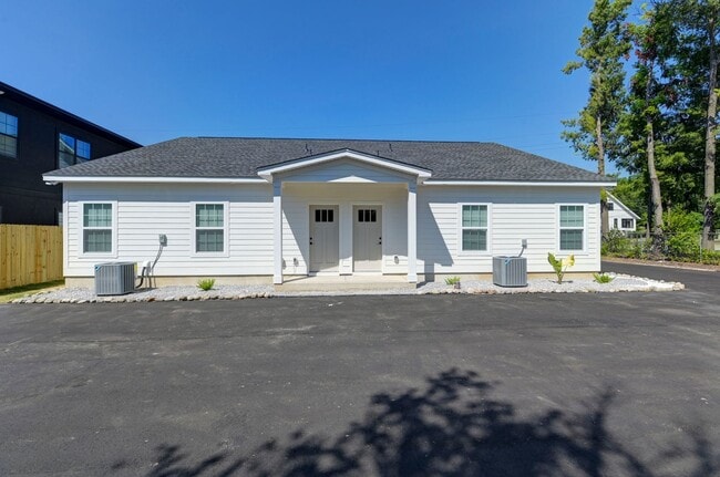 Building Photo - Pre-Leasing for the 26-27 School Year! - N...