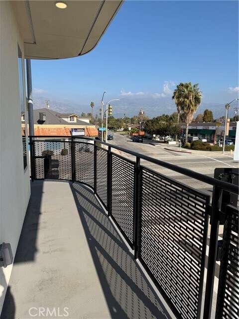 Building Photo - 4064 E Live Oak Ave