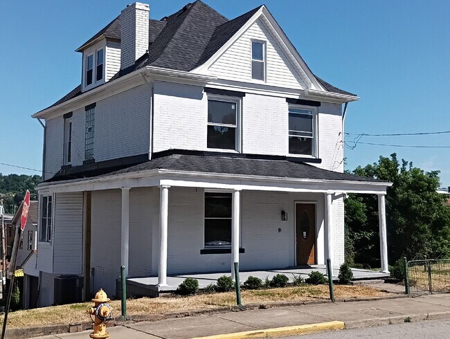 Building Photo - "Spacious 4-Bedroom Gem in Homestead – 2090 Sq Ft of Comfort!"