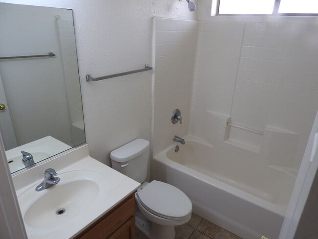 Building Photo - 3 Bedroom with large yard