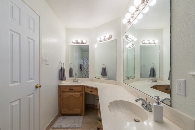 Building Photo - 2634 Bishop Rd