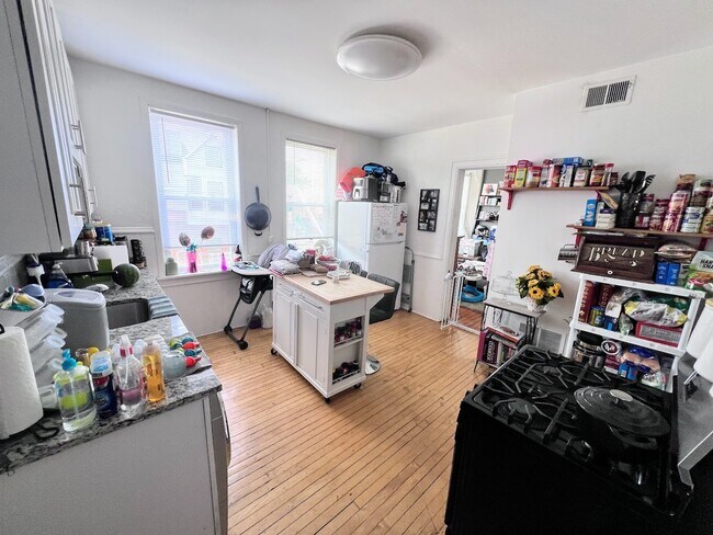 Building Photo - 3401 N Damen Ave