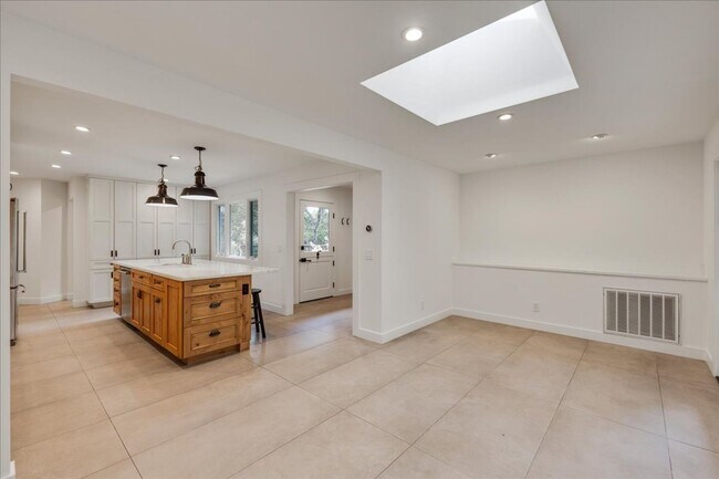 Building Photo - Available Now – Beautiful Carmel Valley Home in Carmel School District