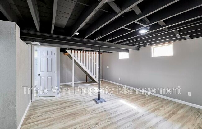 Building Photo - 9823 Meadowview Dr
